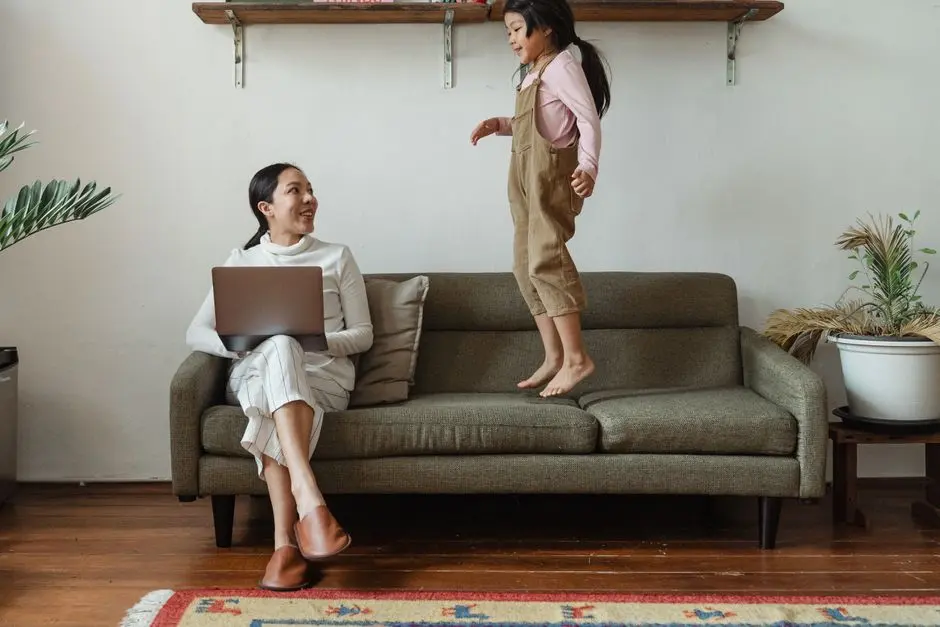 Ibu bekerja menemani anak bermain di rumah